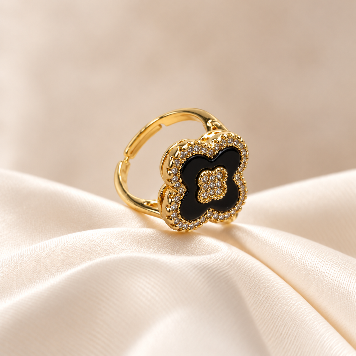 Anillo Trebol Negro Dorado